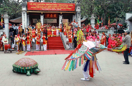 Biểu diễn múa Quy Phượng - một trong những điệu múa cổ của Hà Nội tại lễ hội Đền Kim Liên.